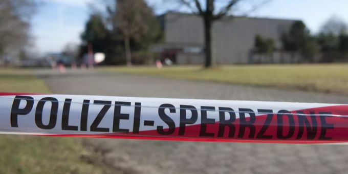 Ein Absperrband der Polizei. (Symbolbild) Tötungsdelikt Leichenfund