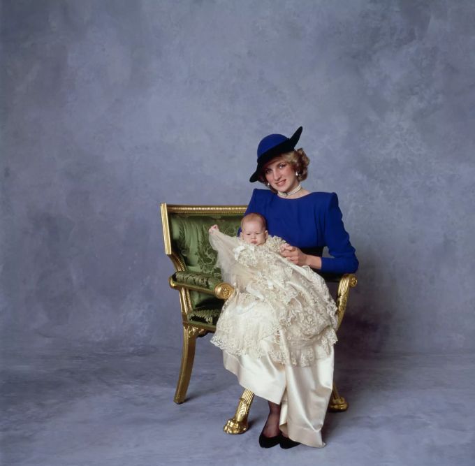 Die verstorbene Prinzessin Diana und ihr Sohn Prinz Harry, Duke of Sussex, aufgenommen 1984. Prinz Harry