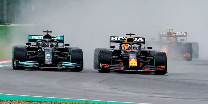 Lewis Hamilton (Mercedes) und Max Verstappen (Red Bull Racing) beim Emilia-Romagna-GP der Formel 1 in Imola. Verstappen Hamilton Formel 1