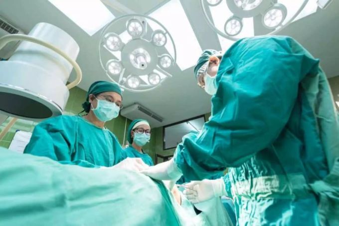 Kurz vor der Operation am Dienstag sei die falsche Gliedmasse markiert worden. Deshalb missglückte die Amputation gewaltig. (Symbolbild) op amputation
