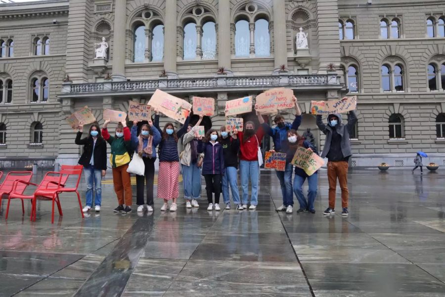 Vor dem Bundeshaus hat sich eine kleine Gruppe von Aktivisten versammelt.