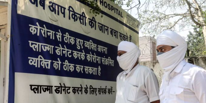 Angehörige von Verstorbenen warten vor dem Jaipur Golden Krankenhaus in Neu Delhi. Indien Coronavirus