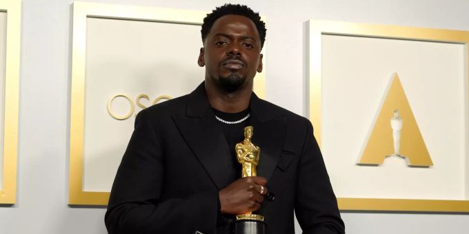 Daniel Kaluuya, Schauspieler, mit dem Oscar für den besten Nebendarsteller. Academy Awards