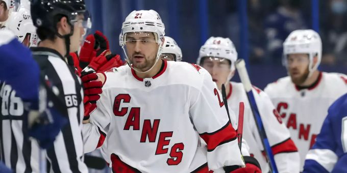 Nino Niederreiter und die Carolina Hurricanes stehen in den Playoffs. Nino Niederreiter NHl