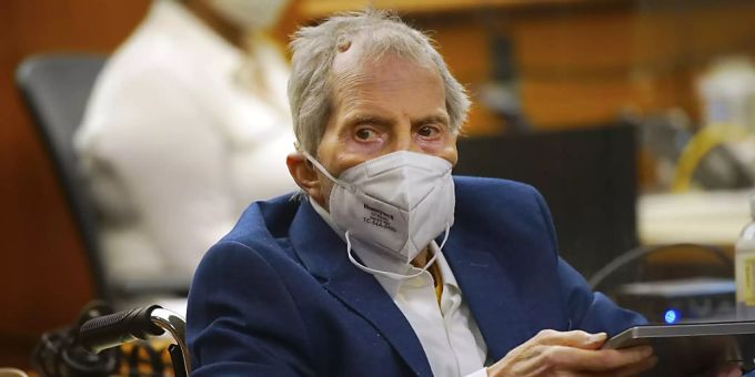 Der Mordprozess gegen den New Yorker Millionär Robert Durst wird nach gut einjähriger Pause fortgesetzt. Wegen der Pandemie war das Verfahren unterbrochen worden. Ihm wird vorgeworfen, im Jahr 2000 Susan Berman in Kalifornien getötet zu haben. Foto: Al Seib/Pool Los Angeles Times/AP/dpa Foto: Al Seib/Pool Los Angeles Times/AP/dpa Der Mordprozess gegen den New Yorker Millionär Robert Durst wird nach gut einjähriger Pause fortgesetzt. Wegen der Pandemie war das Verfahren unterbrochen worden. Ihm wird vorgeworfen, im Jahr 2000 Susan Berman in Kalifornien getötet zu haben. Foto: Al Seib/Pool Los Angeles Times/AP/dpa Foto: Al Seib/Pool Los Angeles Times/AP/dpa