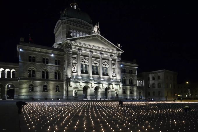 Aktivisten legen über 9200 Kerzen auf dem Bundesplatz in Bern nieder, um den Corona-Opfern in der Schweiz zu gedenken. MAHNWACHE, COVID 19, OPFER,