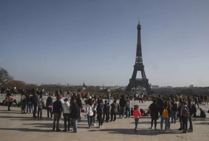 Menschen, die Gesichtsmasken tragen, versammeln sich am Trocadero-Platz in der Nähe des Eiffelturms in Paris, Mittwoch, 24. Februar 2021. Coronavirus