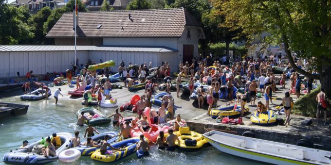 Dichtestress am 8. August 2020 beim Bootsausstieg an der Aare in Bern. aareböötlen Bern