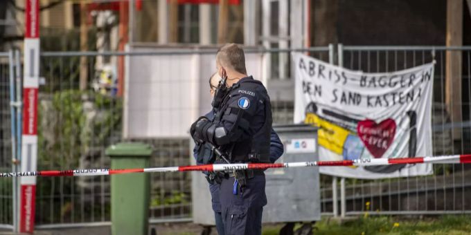 Die Luzerner Polizei bei einem Einsatz gegen die Mieter und Gruppe «Familie Eichwäldli» in der Soldatenstube bei der Luzerner Allmend. luzern