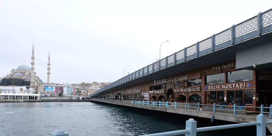Blick auf Restaurants unter der Galata-Brücke in Istanbul. Foto: Mirjam Schmitt/dpa