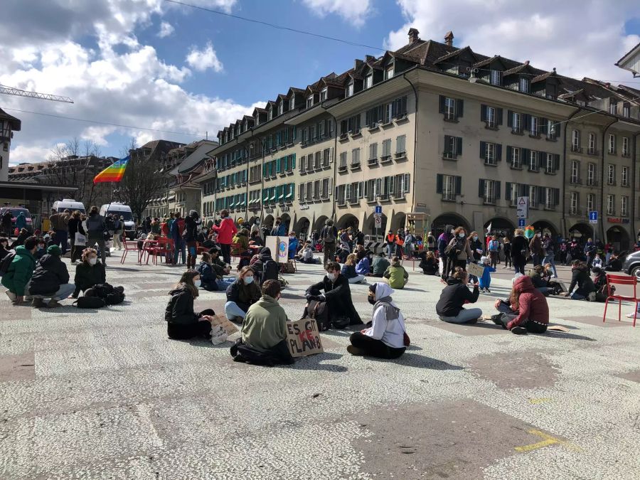 Rund 150 Personen sind auf dem Waisenhausplatz.