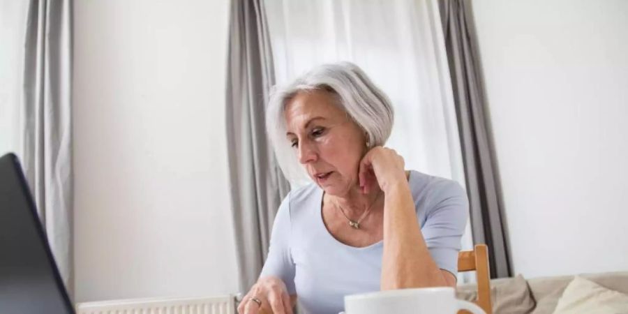 Am Arbeitsplatz nicht mehr erwünscht? Laut WHO-Bericht fühlen sich viele Menschen einer Altersdiskriminierung ausgesetzt. Foto: Christin Klose/dpa-tmn