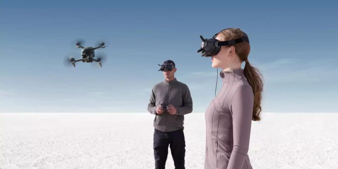Die DJI FPV wird mit einer Art VR-Headset gesteuert. DJI FPV