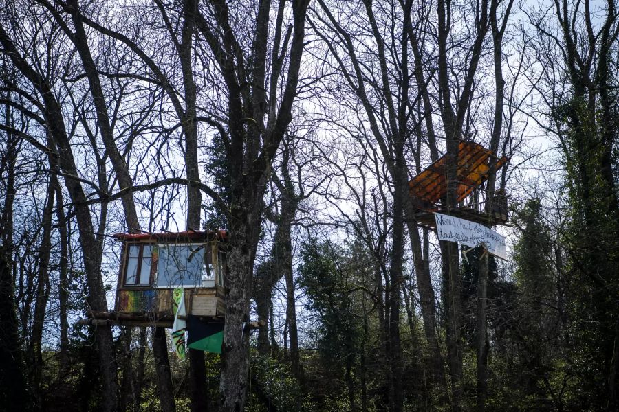 Hütten hängen in den Bäumen, die von Umweltaktivisten auf der Hochebene von Birette in der Nähe des vom Zementunternehmen Holcim betriebenen Steinbruchs Mormont.