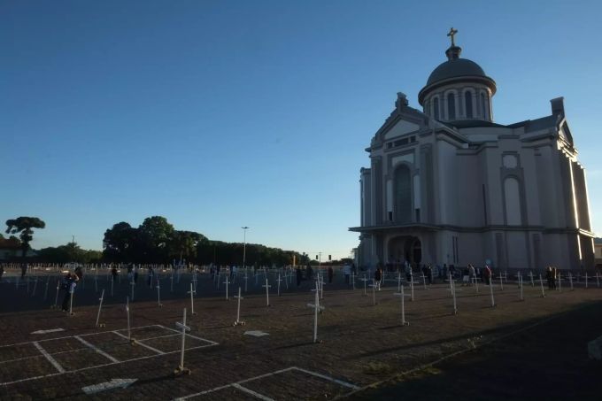 Kreuze stehen vor der Kirche Nossa Senhora de Caravaggio während einer Gedenkveranstaltung für die über 300'000 Covid-19-Todesopfer in Brasilien. Foto: Lucas Amorelli Coronavirus - Brasilien