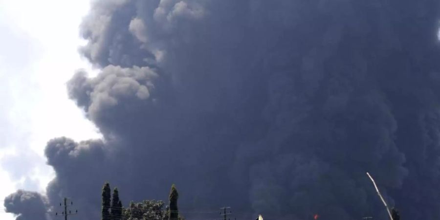 In der Pertamina Balongan Raffinerie ist es nach einer Explosion zu einem Grossbrand gekommen. Foto: Uncredited/AP/dpa