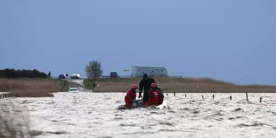 Rettungskräfte im Meer vor Ostfriesland, die von der Flut überraschten Ausflüglern helfen. Foto: Frank Loger/NonstopNews/dpa