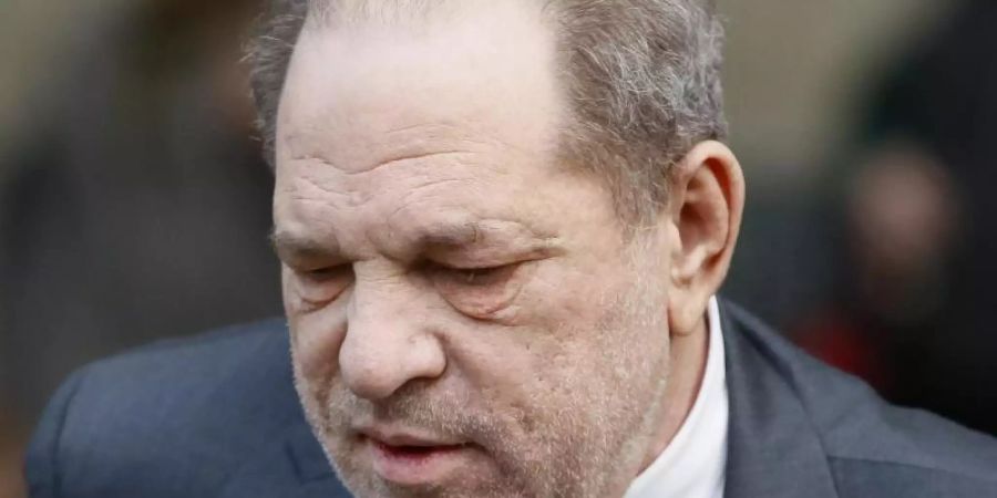 Der verurteilte Vergewaltiger und Ex-Filmmogul Harvey Weinstein will seinen Prozess neu aufrollen lassen. Foto: John Minchillo/AP/dpa