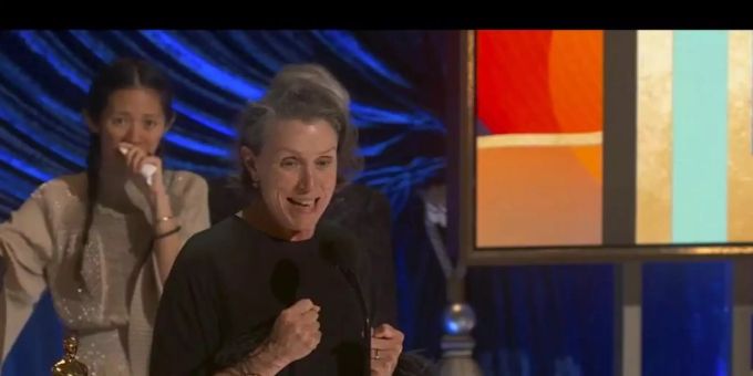 In diesem von ABC zur Verfügung gestellten Videostandbild nimmt Schauspielerin Frances McDormand den Oscar für den besten Film für «Nomadland» entgegen. Foto: Uncredited/ABC/AP/dpa In diesem von ABC zur Verfügung gestellten Videostandbild nimmt Schauspielerin Frances McDormand den Oscar für den besten Film für «Nomadland» entgegen. Foto: Uncredited/ABC/AP/dpa