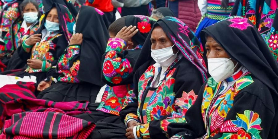 Maskenträgerinnen in Peru