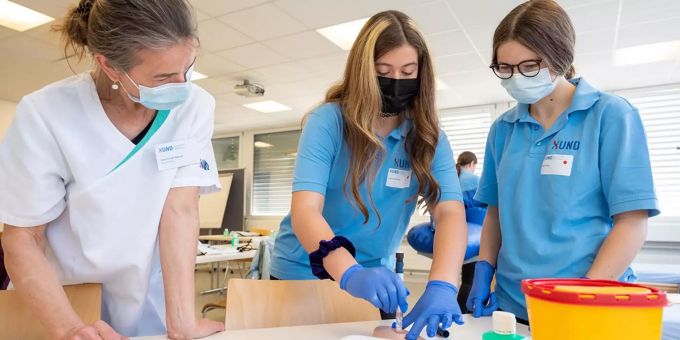Lorena Avitabile verabreicht unter den geübten Augen der üK-Dozierenden Insulin. Insulin