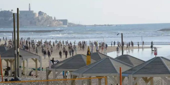 Bei schönem Wetter tummeln sich die Menschen am Strand von Tel Aviv. Coronavirus Israel Tel Aviv