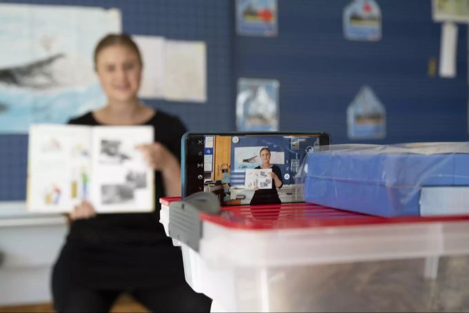 Nicht alle sind so gut ausgerüstet wie diese Primarlehrerin aus Wileroltigen (BE). Vor allem Entwicklungsländer stossen beim Thema Fernunterricht an ihre Grenzen. Covid Corona Schule Lernen