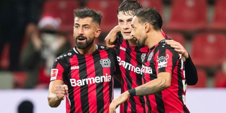 Patrik Schick (M) will mit Leverkusen in die Champions League. Foto: Marius Becker/dpa