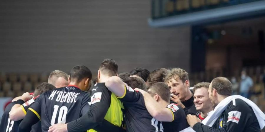 Deutschlands Spieler bilden nach dem Sieg im Test gegen Frankreich einen Kreis. Foto: Sebastian Gollnow/dpa