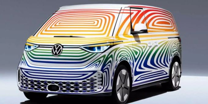 Der vollelektrische Bus von VW soll mit einer Batterieladung bis zu 600 Kilometer weit kommen. vw id. buzz