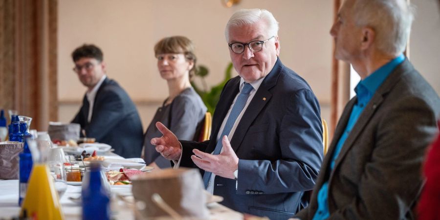 Bundespräsident Frank-Walter Steinmeier spricht in Altenburg mit engagierten Bürgerinnen und Bürgern.