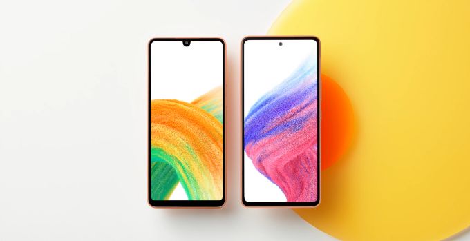 Das günstigere Samsung Galaxy A33 (l.) ist vor allem an dem Kameraausschnitt im Display erkennbar. Samsung Galaxy A33