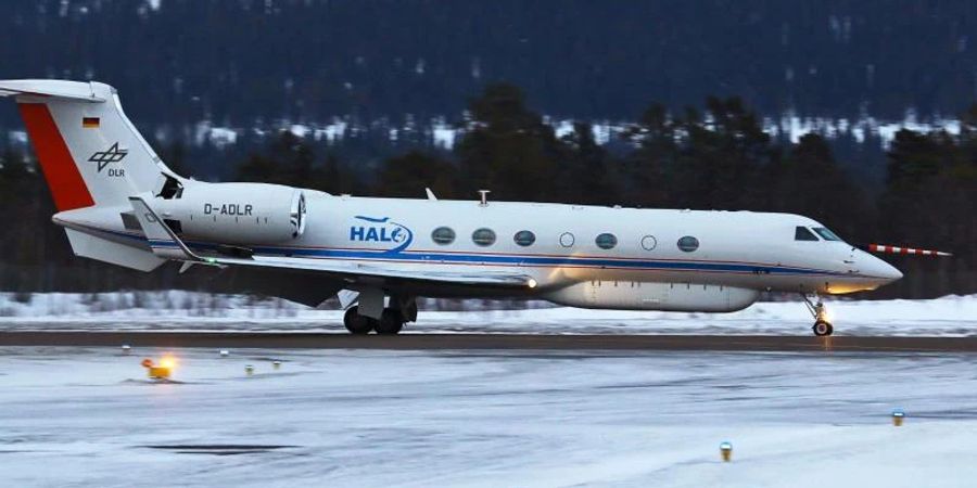 Das Forschungsflugzeug HALO vor der Arena Arctica, Kiruna, Schweden während der «HALO-(AC)3» Kampagne im März 2022. Foto: Henning Dorff/Universitat Hamburg/dpa