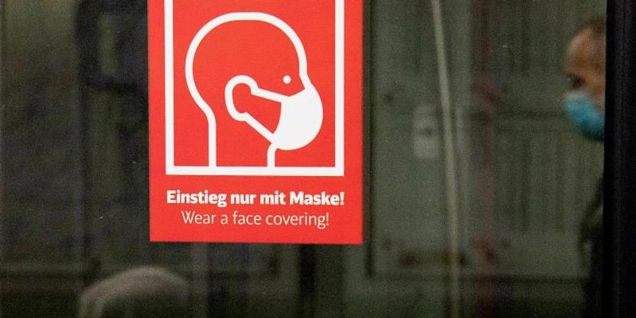 Ein Basisschutz soll auch ab dem 20. März bestehen. So ist eine Maskenpflicht in Pflegeheimen, Kliniken sowie im Nahverkehr und in Fernzügen und Flugzeugen vorgesehen. Foto: Paul Zinken/dpa