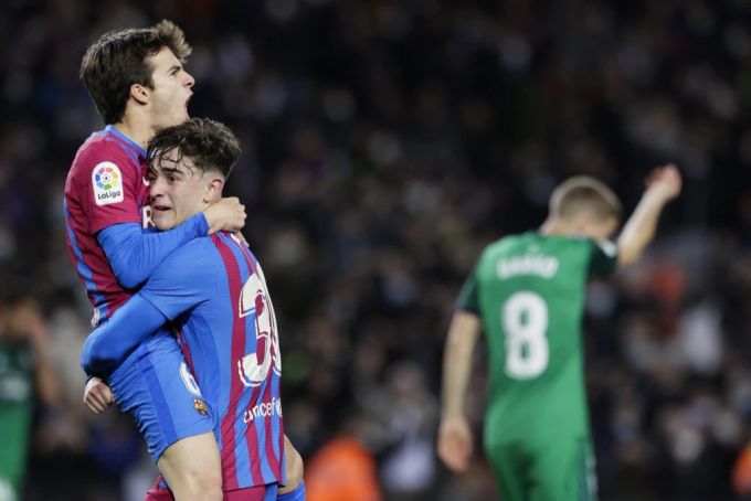 Die Spieler vom FC Barcelona dürfen jubeln - in der Liga gibt es einen souveränen 4:0-Sieg. FC Barcelona