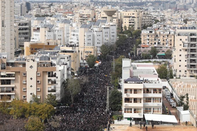 Orthodoxe an der Beerdigung des Rabbiners Chaim Kanievsky in Bnei Brak. Chaim Kanievsk