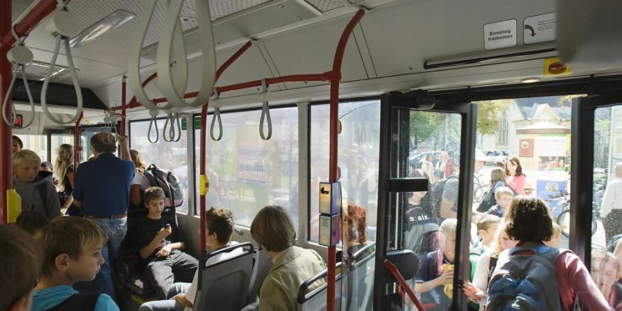 Österreich will Haushalte und Firmen wegen den hohen Energiekosten mit weiteren rund zwei Milliarden Euro entlasten. Auch der öffentliche Verkehr soll billiger werden. (Archivbild)