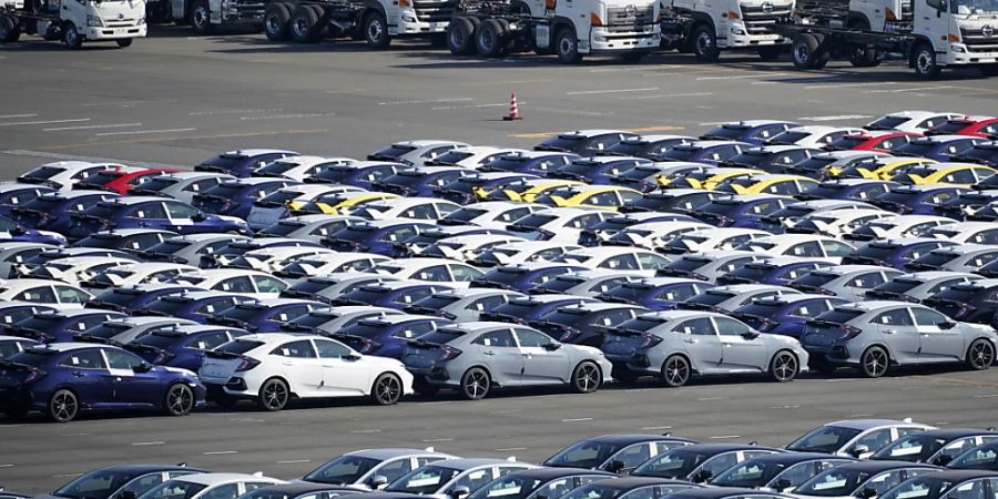 Vor allem dank steigenden Auto-Exporten sind die Ausfuhren aus Japan im Dezember auf ein Rekordhoch gestiegen. Im Bild für den Export bestimmte Autos am Hafen in Yokohama. (Archivbild)