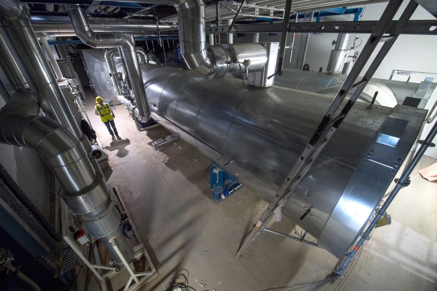 Ein Mitarbeiter läuft im Neubau des Gaskraftwerkes Gaisburg (D) an einem Wärmeüberträger für das Gaskraftwerk vorbei. Foto: Sebastian Gollnow