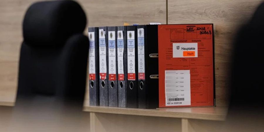 Gerichtsakten im Saal des Oberlandesgerichts Dresden: Der Prozess um den Juwelendiebstahl im Grünen Gewölbe des Dresdner Residenzschlosses hat im Januar begonnen. Foto: Jens Schlueter/AFP Pool/dpa