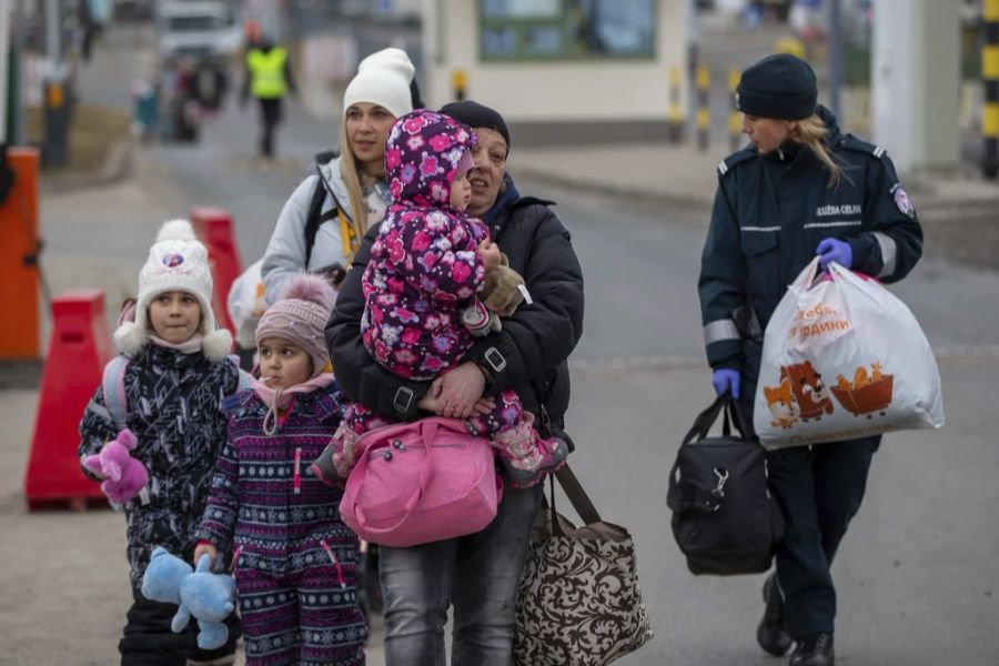 Aus der Ukraine geflüchtete Frauen und Kinder am Grenzübergang zu Polen.