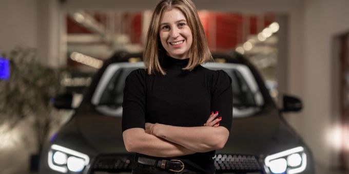 Carvolution Mitgründerin Léa Miggiano kennt die Herausforderung, dass die Gesamtkosten rund ums Auto oft unterschätzt werden. Gemäss Studie werden die Kosten gar bis zu 50 % unterschätzt. Carvolution