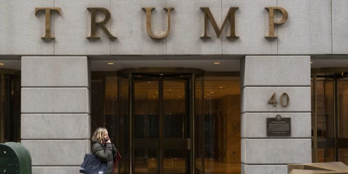 Ein Schriftzug an einem Gebäude der Trump Organization. Trump Organization Wirtschaftsprüfer