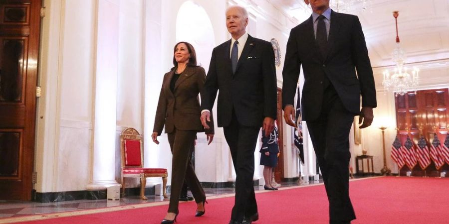 Kamala Harris, Joe Biden und Barack Obama (r.) im Weissen Haus.