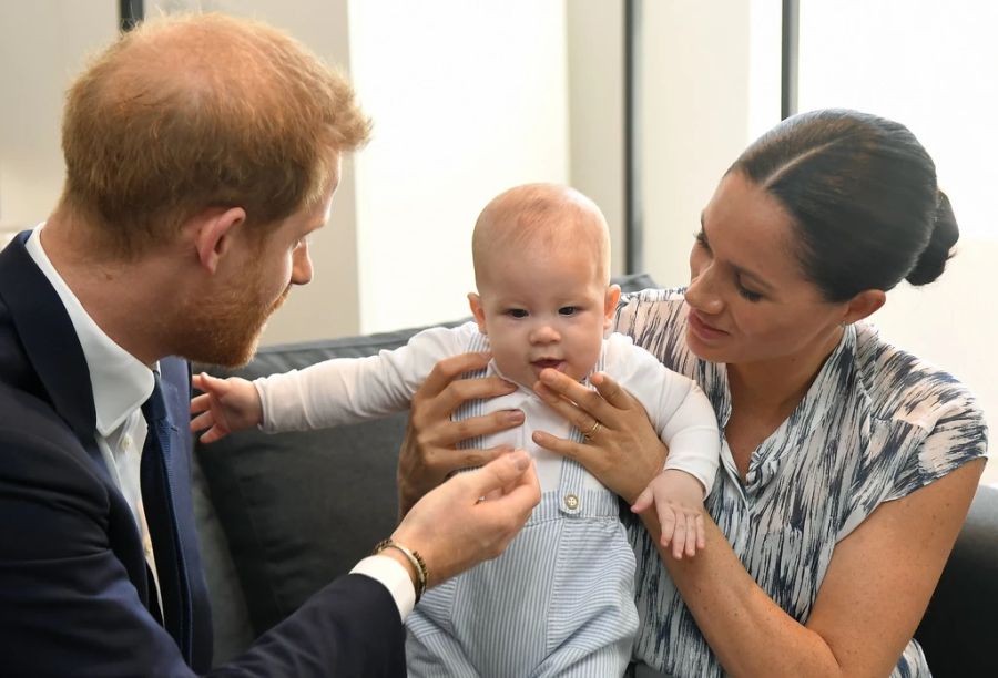 Harry und Meghan mit ihrem Sprössling Archie 2019 in Afrika.