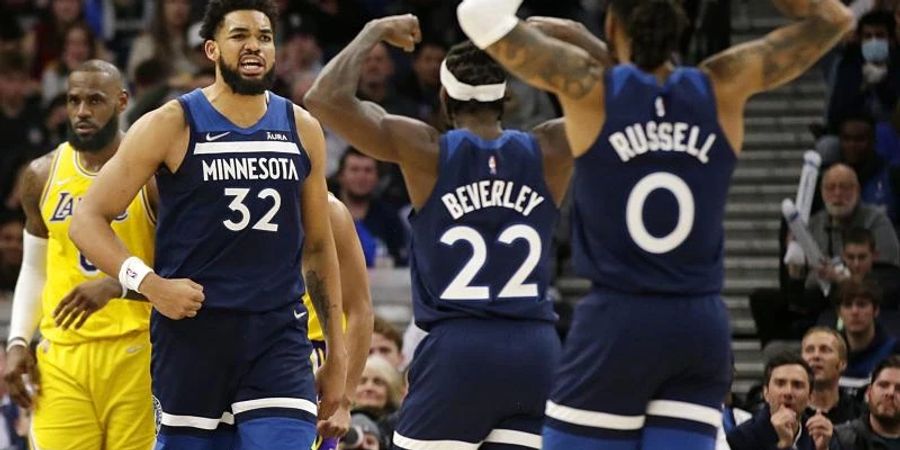 Karl-Anthony Towns (32) von Minnesota jubelt mit Patrick Beverley (22) und D'Angelo Russell (0) während der zweiten Halbzeit des Spiels. Foto: Andy Clayton-King/AP/dpa