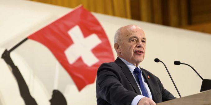 Bern - Parmelin «überrascht» vom Rücktritt seines Parteikollegen Maurer