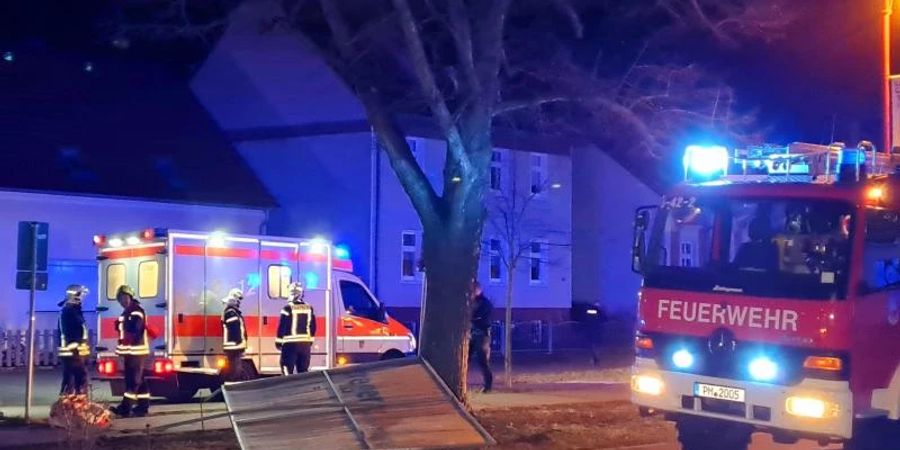 Feuerwehr am Unfallort: Ein Fussgänger ist in Beelitz von einem umstürzenden Wahlplakat schwer verletzt worden und wenig später gestorben. Foto: Julian Stähle/dpa-Zentralbild/dpa
