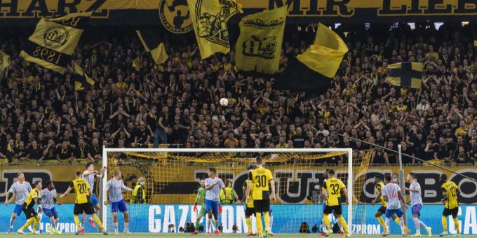 Die Fans von YB beim Spiel gegen Manchester United. YB Fans