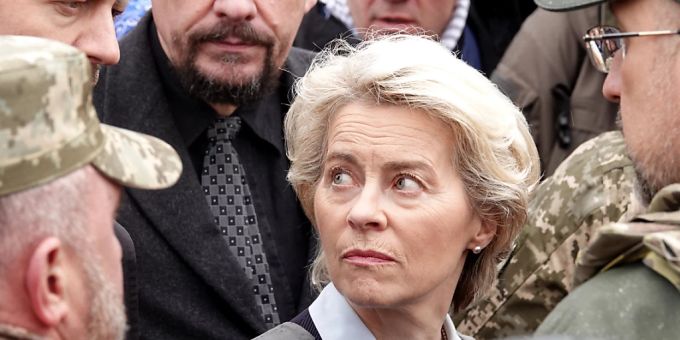 Ursula von der Leyen mit schusssicherer Weste in Butscha. Foto: Michael Fischer/dpa ursula von der leyen
